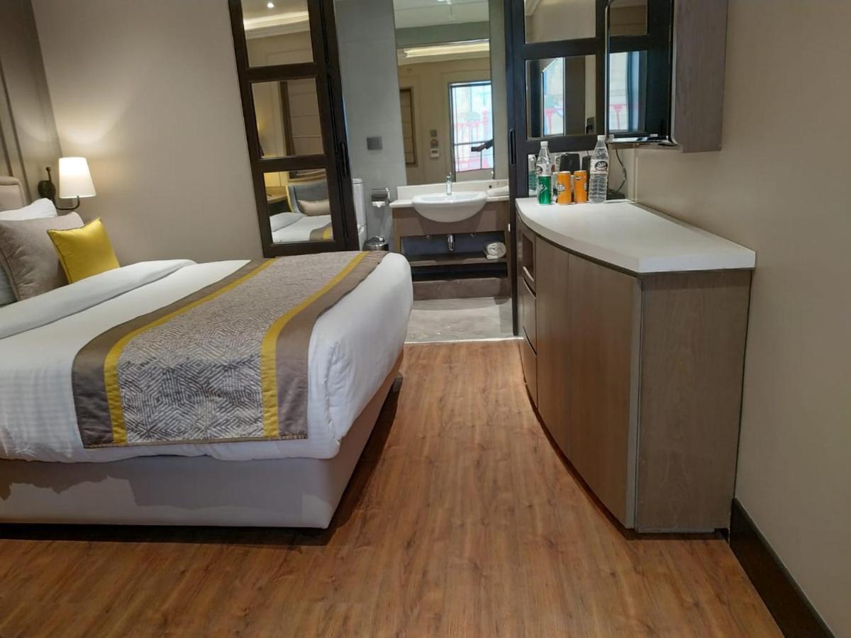 The Corus Hotel Nowe Delhi Zewnętrze zdjęcie
