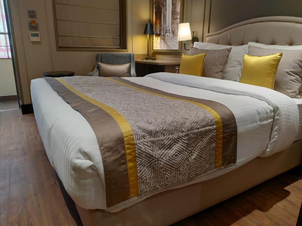 The Corus Hotel Nowe Delhi Zewnętrze zdjęcie
