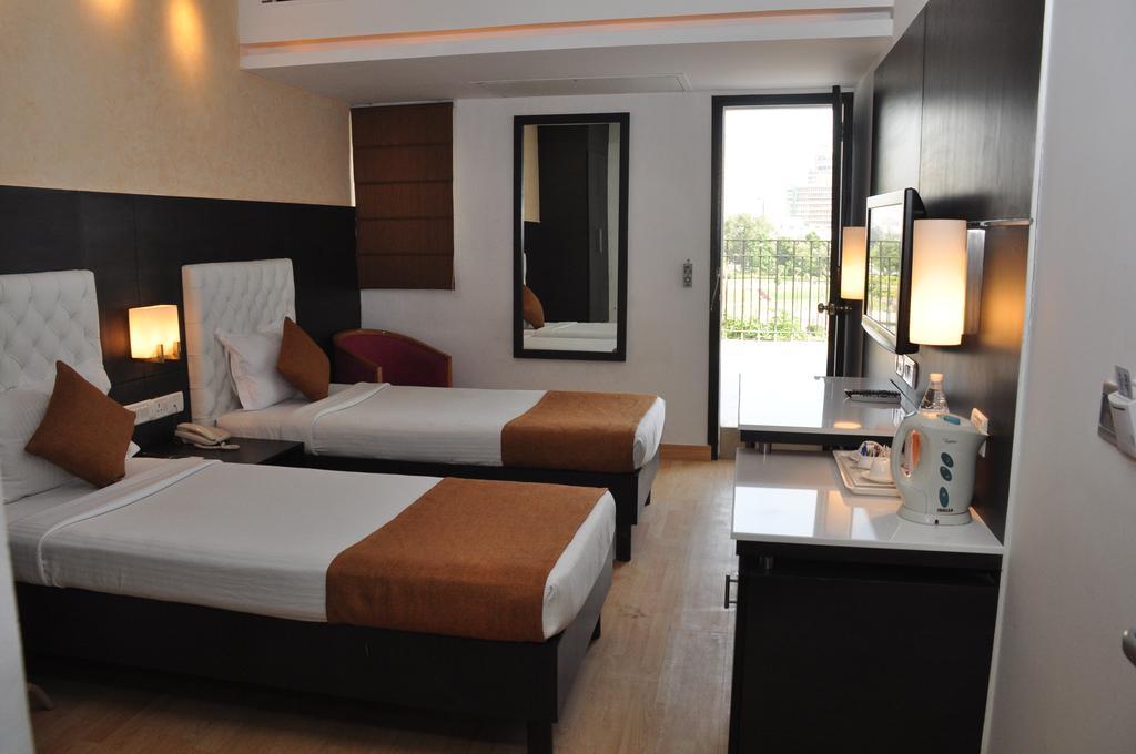 The Corus Hotel Nowe Delhi Zewnętrze zdjęcie