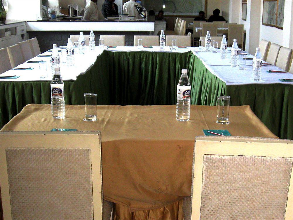 The Corus Hotel Nowe Delhi Zewnętrze zdjęcie