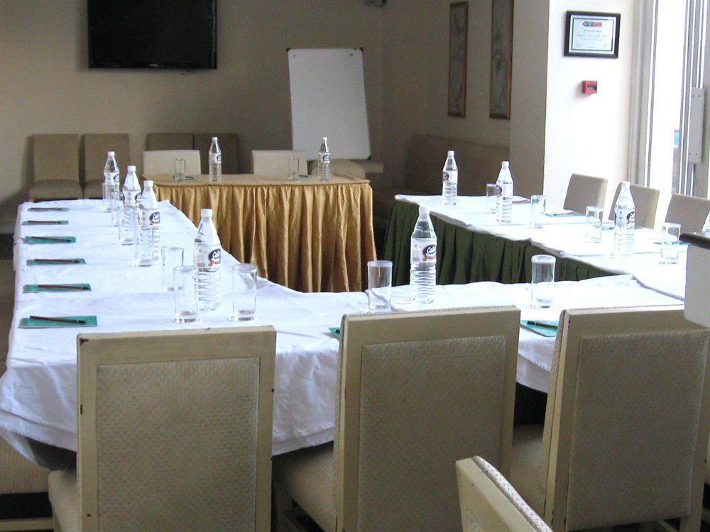 The Corus Hotel Nowe Delhi Zewnętrze zdjęcie